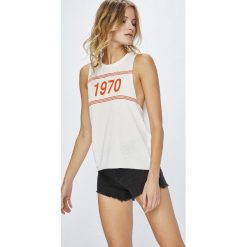 Jacqueline de Yong - Top. Szare topy damskie Jacqueline de Yong, l, z nadrukiem, z dzianiny, z okrągłym kołnierzem. W wyprzedaży za 34,90 zł.