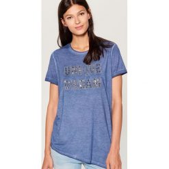 Koszulka z aplikacją - Niebieski. Niebieskie t-shirty damskie Mohito, l, z aplikacjami. W wyprzedaży za 39,99 zł.