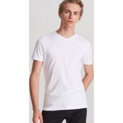 T-shirt z dekoltem w serek - Biały. Białe t-shirty damskie Reserved, s, bez wzorów, z dekoltem w serek. Za 59,99 zł.