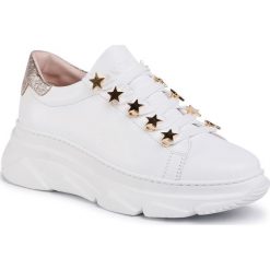 Sneakersy STOKTON - 797-D-UP Vitello Bianco/Oro. Białe półbuty damskie Stokton, na co dzień, z aplikacjami, ze skóry, bez obcasa, na płaskiej podeszwie, bez zapięcia. Za 1149,00 zł.