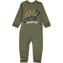 Rampers w kolorze khaki. Brązowe śpiochy niemowlęce lamino, z nadrukiem, z materiału. W wyprzedaży za 43,95 zł.