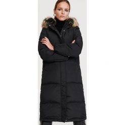 Płaszcz z naturalnym puchem - Czarny. Czarne płaszcze damskie Reserved, bez wzorów, z puchu. Za 399,99 zł.