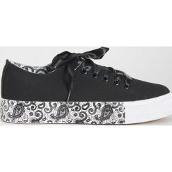 Tenisówki ze wzorem paisley - Czarny. Czarne trampki i tenisówki damskie Sinsay, bez wzorów, bez zapięcia. Za 59,99 zł.