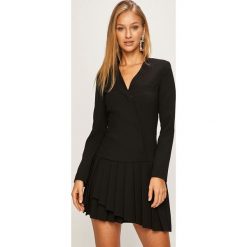 Pinko - Sukienka. Czarne sukienki damskie Pinko, m, bez wzorów, z poliesteru, eleganckie, z włoskim kołnierzykiem, z długim rękawem, długie, mini, dopasowane. W wyprzedaży za 1349,00 zł.