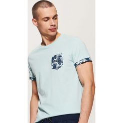 T-shirty męskie: T-shirt z wzorzystą kieszonką – Turkusowy