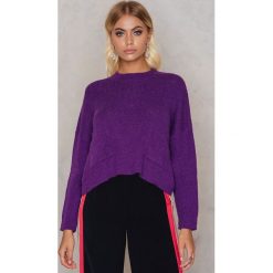 NA-KD Sweter z dzianiny z kieszeniami z przodu - Purple. Fioletowe swetry klasyczne damskie marki NA-KD, z dzianiny, z okrągłym kołnierzem. W wyprzedaży za 48,58 zł.