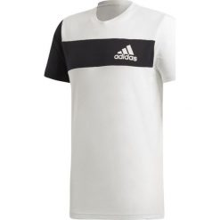 Koszulka męska adidas Sport ID Tee DX7715. Koszulki męskie Adidas, m, w paski, z bawełny, sportowe, z kontrastowym kołnierzykiem, bez rękawów. Za 99,00 zł.