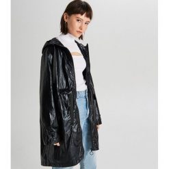 Kurtka oversize z błyszczącym wykończeniem - Czarny. Czarne kurtki damskie Cropp, s, bez wzorów, bez kaptura. Za 159,99 zł.