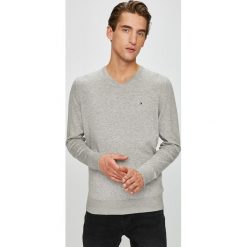 Tommy Hilfiger - Sweter. Szare swetry męskie marki TOMMY HILFIGER, s, bez wzorów, z jedwabiu, bez kołnierzyka, bez kaptura. Za 449,90 zł.