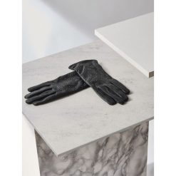SKÓRZANE RĘKAWICZKI Z NITAMI. Czarne rękawiczki damskie Top Secret, bez wzorów. W wyprzedaży za 49,99 zł.