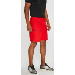 Under Armour - Szorty Woven Graphic. Czerwone spodenki sportowe męskie marki Under Armour, s, z poliesteru, sportowe. W wyprzedaży za 99,90 zł.