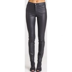 JEANSY SKINNY FIT Emporio Armani. Czarne jeansy damskie Emporio Armani, z aplikacjami, z elastanu. Za 531,30 zł.
