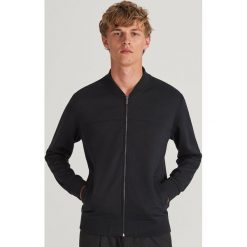Rozpinana bluza ze stójką - Czarny. Czarne bluzy męskie Reserved, s, bez wzorów, ze stójką, bez rękawów, bez kaptura. Za 139,99 zł.
