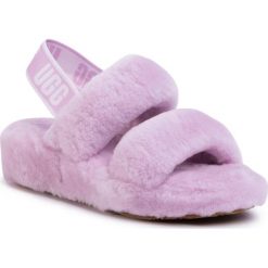 Kapcie UGG - W Oh Yeah 1107953 Catr. Różowe klapki damskie Ugg, bez wzorów, ze skóry, bez obcasa. Za 429,00 zł.