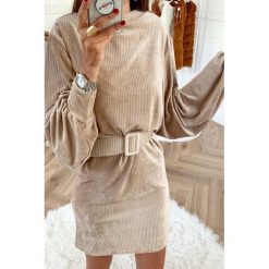 Sukienka SABRELA BEIGE. Brązowe sukienki damskie Sukienka SABRELA BEIGE, s, bez wzorów, z weluru, bez kołnierzyka, z krótkim rękawem, krótkie, mini. W wyprzedaży za 89,00 zł.