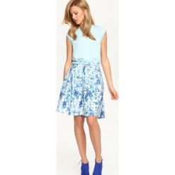 Bluzka krótki rękaw. Niebieskie bluzki damskie Top Secret, bez wzorów, z tkaniny, eleganckie, bez kołnierzyka, z krótkim rękawem. W wyprzedaży za 29,99 zł.