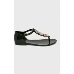 Melissa - Sandały. Czarne klapki damskie Melissa, bez wzorów, z materiału, bez obcasa, na obcasie. W wyprzedaży za 239,90 zł.