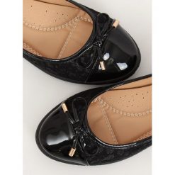 Balerinki damskie czarne 7846-P BLACK. Czarne baleriny damskie obuwie damskie, w koronkowe wzory, z tkaniny, bez obcasa. Za 48,78 zł.