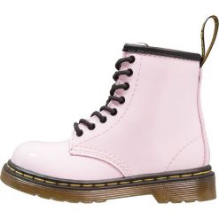 Buty zimowe damskie: Dr. Martens BROOKLEE Botki sznurowane baby pink