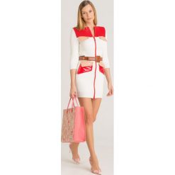 SUKIENKA Elisabetta Franchi. Białe sukienki damskie Elisabetta Franchi, na imprezę, w paski, z dzianiny, z włoskim kołnierzykiem, bez rękawów, mini. Za 1679,30 zł.