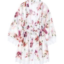 Szlafrok kimono bonprix w kwiaty. Różowe szlafroki damskie bonprix, z nadrukiem, bez rękawów, bez kaptura. Za 99,99 zł.