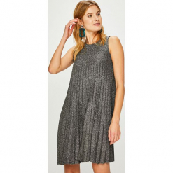 Answear - Sukienka Night Fever. Szare sukienki dzianinowe ANSWEAR, na co dzień, m, casualowe, z okrągłym kołnierzem, mini, plisowane. Za 119,90 zł.
