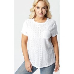 Biała Bluzka Salasiphe. Białe bluzki damskie Born2be, na co dzień, xl, z haftami, z dzianiny, z okrągłym kołnierzem, plus size, z krótkim rękawem. Za 59,99 zł.