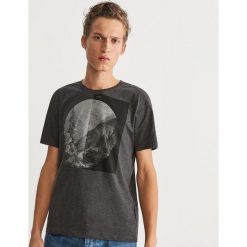 T-shirt z nadrukiem - Szary. Szare t-shirty męskie z nadrukiem Reserved, l. Za 39,99 zł.