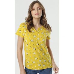 Żółty T-shirt Phalinio. Żółte bluzki dziewczęce Born2be, w kwiaty, z okrągłym kołnierzem, z krótkim rękawem, krótkie, bez kaptura. Za 39,99 zł.