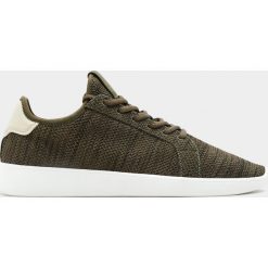 Zielone materiałowe buty sportowe. Zielone buty sportowe męskie Pull&Bear, z tkaniny, bez zapięcia. Za 49,90 zł.