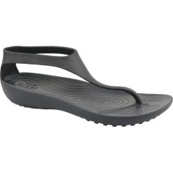 Crocs W Serena Flip 205468-060. Czarne klapki damskie Crocs, bez wzorów, z materiału, bez obcasa. W wyprzedaży za 129,99 zł.