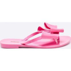 Melissa - Japonki Harmonic Bow IV. Różowe klapki damskie marki Melissa, z gumy. W wyprzedaży za 119,90 zł.