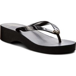 Japonki TORY BURCH - Cut-Out Wedre Flip Flop 48211 Black/Black 009. Czarne klapki damskie Tory Burch, z aplikacjami, z tworzywa sztucznego, bez obcasa, na obcasie. W wyprzedaży za 229,00 zł.