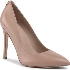 Szpilki GUESS - Crew FL5CRW LEA08 NUDE. Różowe półbuty damskie Guess, z aplikacjami, ze skóry ekologicznej, bez obcasa, na obcasie, bez zapięcia. Za 639,00 zł.