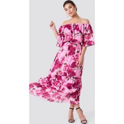 NA-KD Boho Sukienka maxi z odkrytymi ramiona - Pink. Różowe sukienki damskie marki NA-KD Boho, bez wzorów, z poliesteru, boho, z falbankami, bez rękawów, maxi, z odkrytymi ramionami. W wyprzedaży za 60,97 zł.