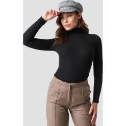 NA-KD Basic Ribbed Polo Long Sleeve Top - Black. Czarne topy damskie marki NA-KD Basic, bez wzorów, z golfem. Za 100,95 zł.