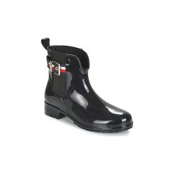 Kalosze Tommy Hilfiger CORPORATE BELT RAIN BOOT. Czarne kalosze damskie marki TOMMY HILFIGER, z materiału, z okrągłym noskiem, na obcasie. Za 399,00 zł.