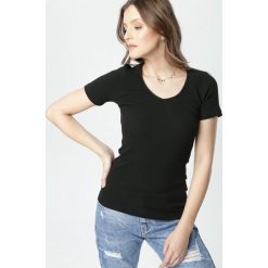 Czarny T-shirt Blomsea. Czarne t-shirty damskie Born2be, s, bez wzorów, z dzianiny, sportowe, bez kołnierzyka. Za 39,99 zł.
