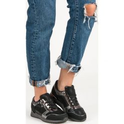 BUTY SPORTOWE Z OZDOBNYM SUWAKIEM. Czarne buty sportowe damskie Merg. Za 45,00 zł.