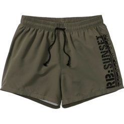 Szorty plażowe Regular Fit bonprix ciemnooliwkowy. Zielone spodenki i szorty męskie bonprix, na plażę, s, bez wzorów. Za 37,99 zł.