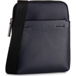 Saszetka CALVIN KLEIN - Flex Mini Flat Crossover K50K504796 CEF. Niebieskie torby męskie skórzane Calvin Klein, bez wzorów, ze skóry ekologicznej, młodzieżowe. W wyprzedaży za 289,00 zł.