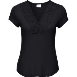 Shirt z koronką bonprix czarny. Czarne koszulki damskie marki bonprix, w koronkowe wzory, z koronki, eleganckie, z dekoltem w serek. Za 44,99 zł.
