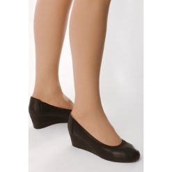 Czarne Czółenka Breathable. Czarne koturny damskie Born2be, z okrągłym noskiem, bez obcasa, na koturnie, bez zapięcia. Za 69,99 zł.