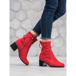 STYLOWE CZERWONE BOTKI. Czerwone botki damskie GOODIN, z zamszu, eleganckie, bez obcasa, bez zapięcia. Za 184,90 zł.