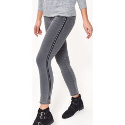 Spodnie damskie slim z lampasem. Szare spodnie damskie na lato, s, z jeansu. W wyprzedaży za 49,99 zł.