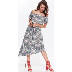 Sukienka w modny wzór, z odkrytymi ramionami, asymetryczna, z wiązaniem w pasie. Białe sukienki damskie Top Secret, na co dzień, na zimę, bez wzorów, z tkaniny, eleganckie, z asymetrycznym kołnierzem, bez rękawów, asymetryczne. W wyprzedaży za 59,99 zł.