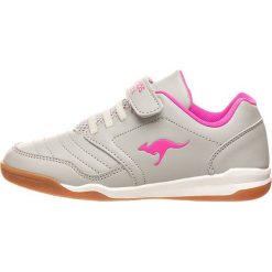 Buty sportowe w kolorze szaro-różowym. Szare buty dziewczęce sportowe KangaROOS, bez wzorów, z gumy, bez zapięcia. W wyprzedaży za 87,95 zł.