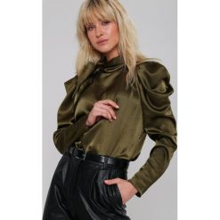 Zielona Bluzka Tinted. Zielone bluzki damskie Renee, m, bez wzorów, eleganckie, bez kołnierzyka, z długim rękawem. Za 89,99 zł.