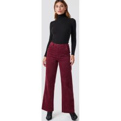Moves Spodnie Delaia - Red. Czerwone spodnie z wysokim stanem marki Moves, ze sztruksu, z podwyższonym stanem. Za 303,95 zł.