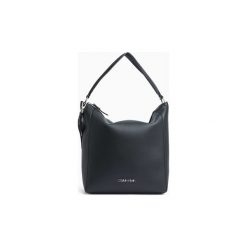 Torebki do ręki Calvin Klein Jeans K60K605040 STRAP HOBO. Czarne torebki klasyczne damskie Calvin Klein Jeans, bez wzorów, z jeansu, do ręki, bez dodatków. Za 508,50 zł.